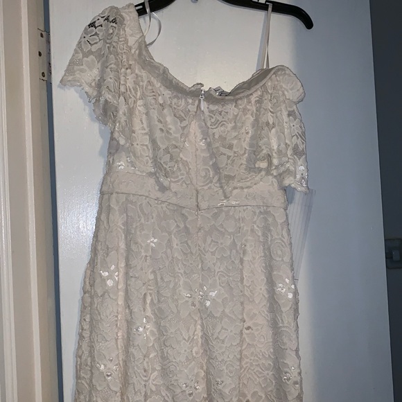 Beige .off shoulder lace romper - Picture 2 of 3